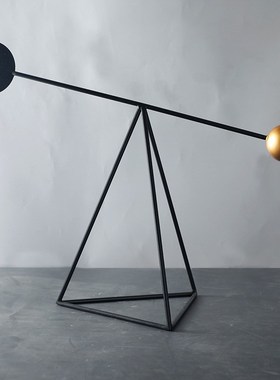 创意金属三角平衡摆件现代轻奢极A简几何样板房售楼部博古架装饰