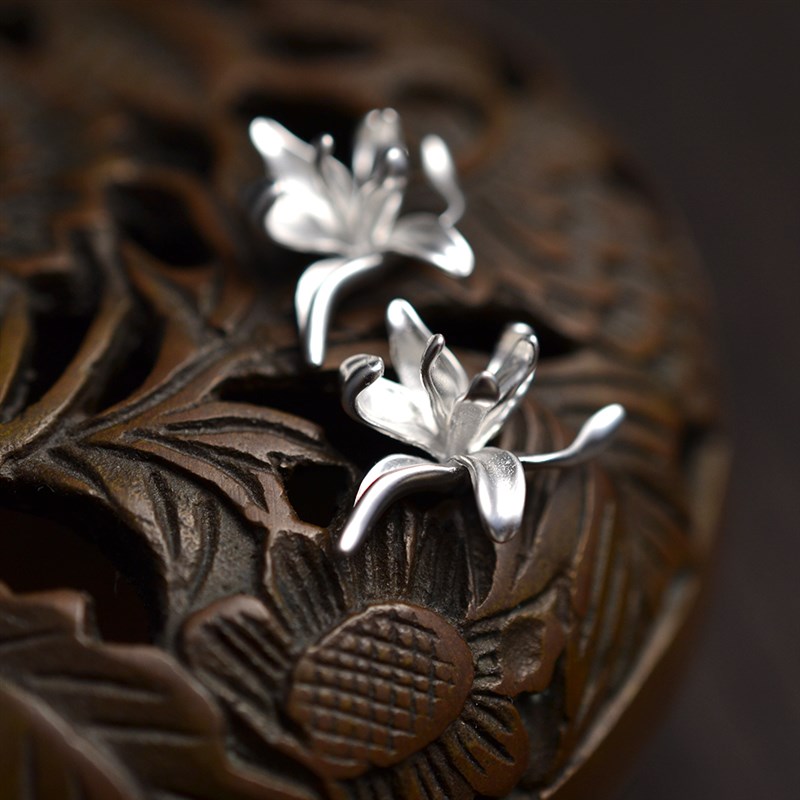 S925银耳饰古典文艺立体哑光面鸢尾花图案造型银V饰耳钉包邮配盒