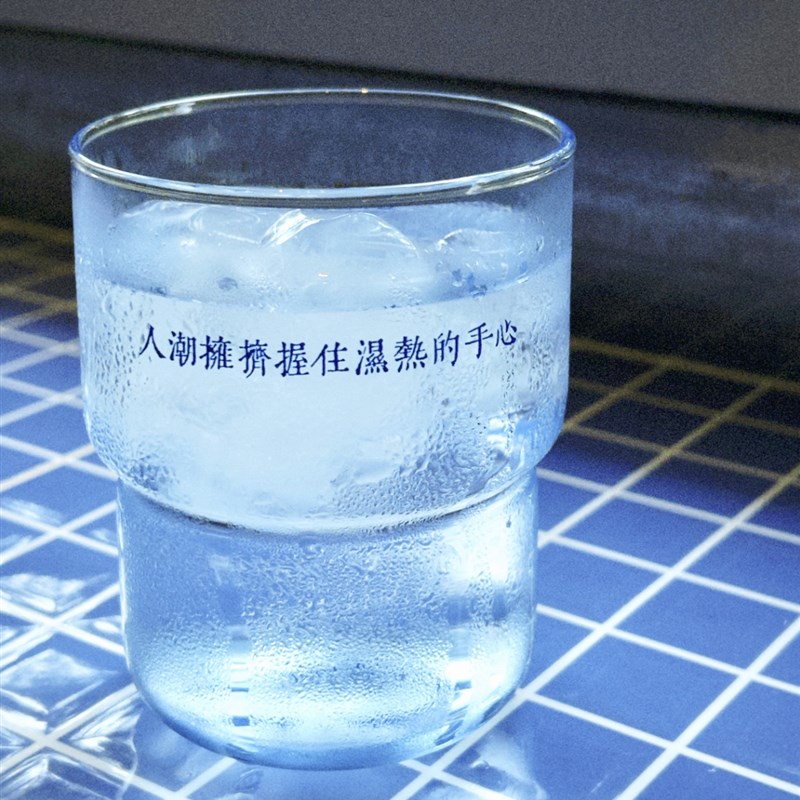 陈绮贞cheer小步舞q曲玻璃杯 人潮拥挤握住湿热的手心歌词蓝色水