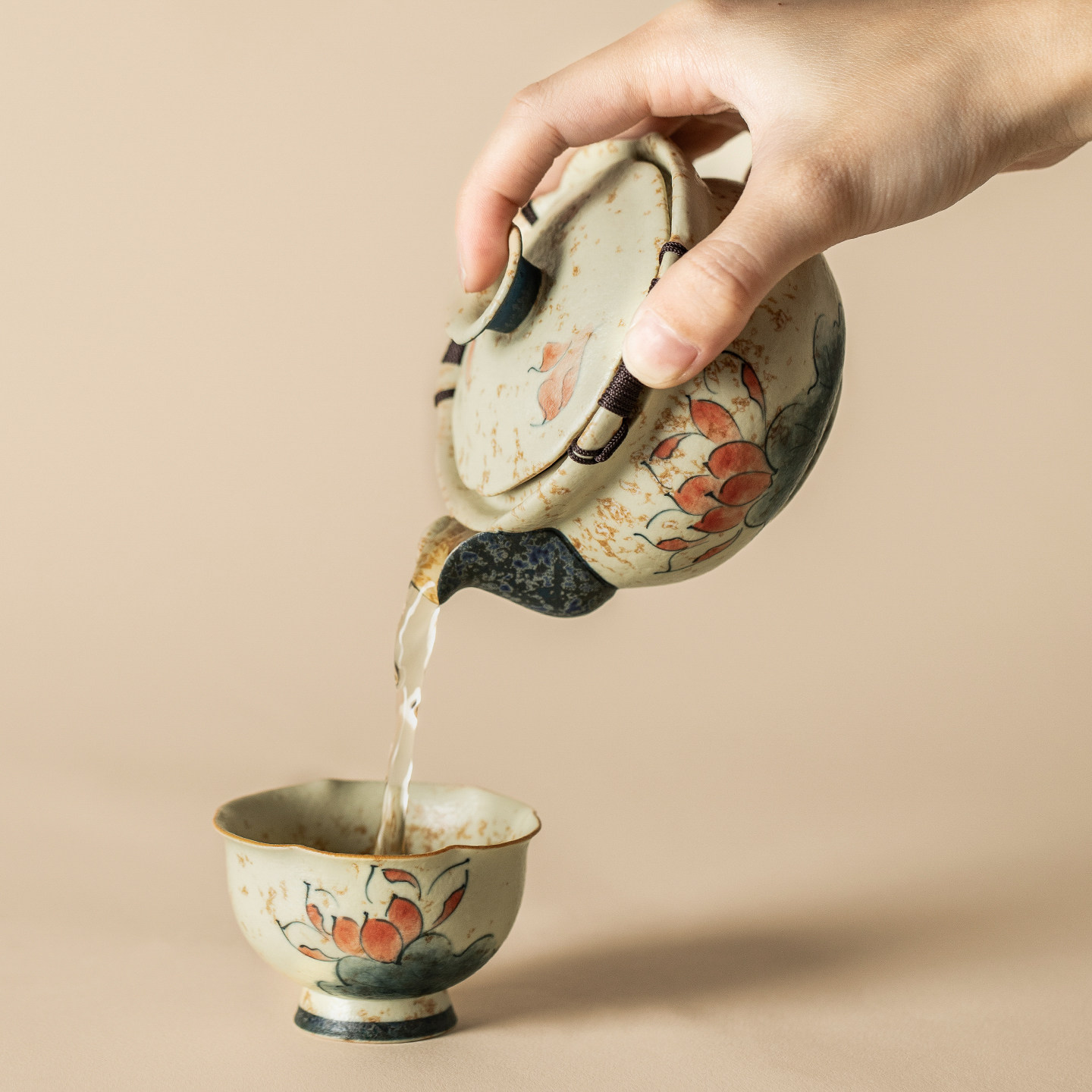 右汝200ml火石红手绘青莲手抓壶