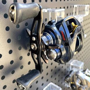 路亚渔轮水滴轮纺车轮鼓轮洞洞板挂架展示架墙木头打孔螺丝固定架