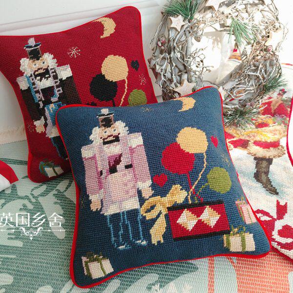 胡桃夹子复古绣花圣诞迷你装饰抱枕套羊毛线绒绣出口欧美圣诞礼品