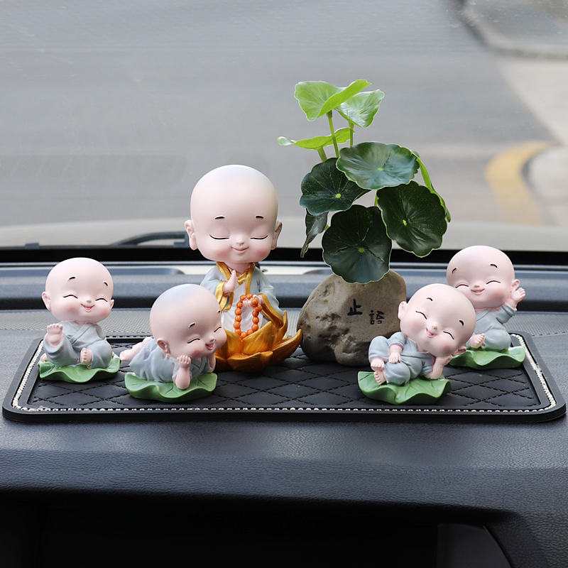 车内饰品摆件和尚创意高档个性汽车摆件车载车内T装饰用品大全男