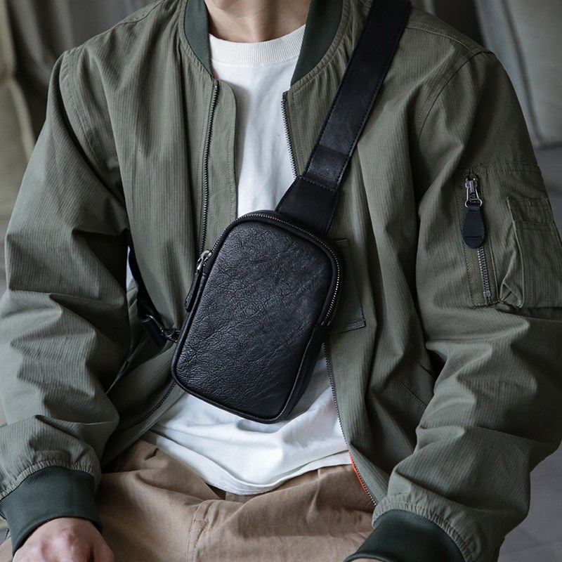 2025新款真皮男士小胸包植鞣头层牛皮简约百搭小背包斜挎手机包潮