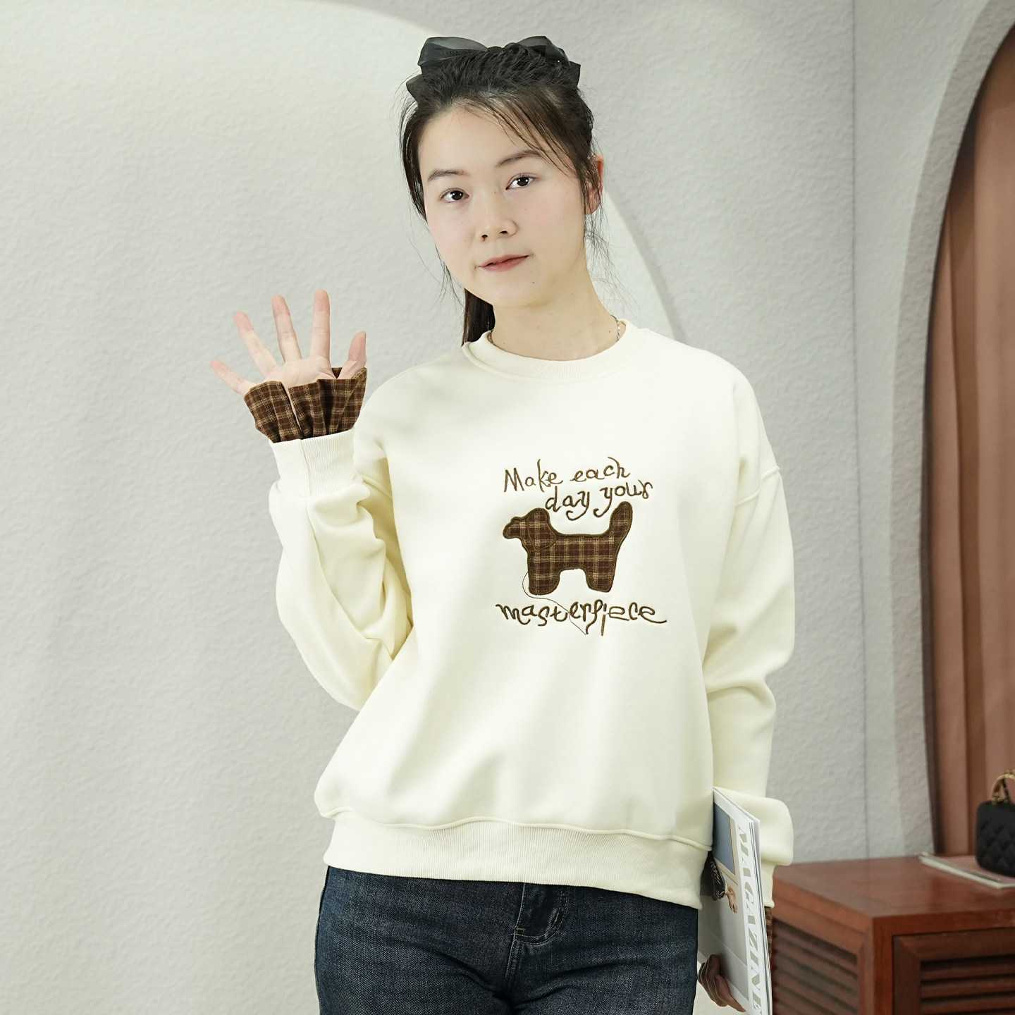 甜美可爱风卡通字母刺绣圆领卫衣女式加绒保暖宽松格纹套头衫冬季