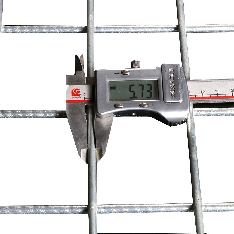 现货速发加粗镀锌网片铁丝围栏家用养F殖电焊网格台防护钢丝网防