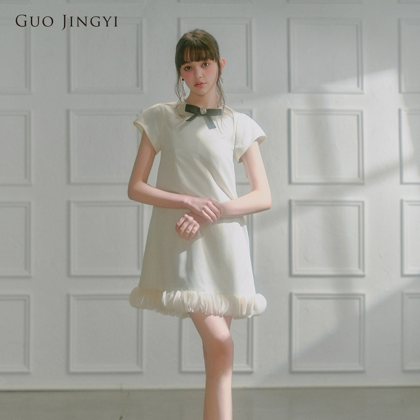 GUO JINGYI春夏新品优雅气质杏色花瓣边A摆飞袖连衣裙女