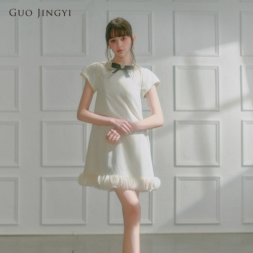 GUO JINGYI春夏新品优雅气质杏色花瓣边A摆飞袖连衣裙女