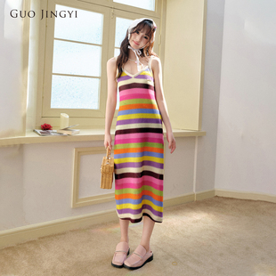 GUO JINGYI秋冬显瘦设计感多巴胺条纹V领彩虹背心长裙连衣裙女