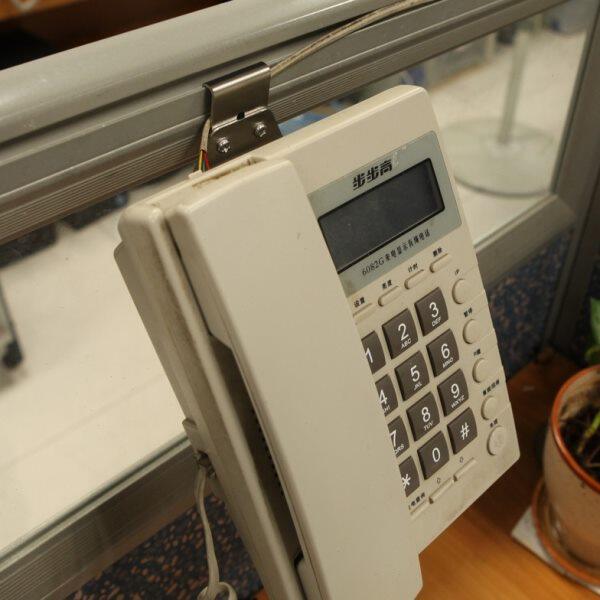 创意办公桌屏风配件 隔断插缝固定电话挂钩 钢制下挂式电话托架