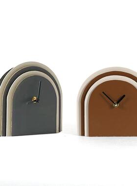 现代轻奢艺术拱形皮革钟台上钟表摆件样板间售楼处客厅软装饰品