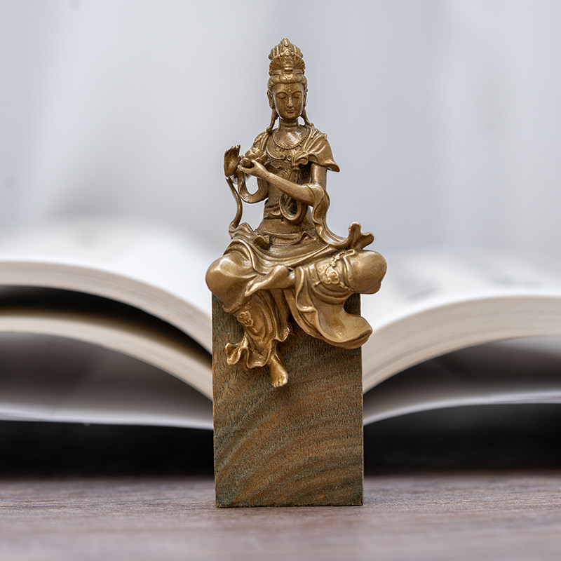 自在观音佛像摆件黄铜坐像神像好看迷你小随身佛供奉书房茶桌装饰