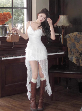 Jody纯欲辣妹风不规则下摆开叉连衣裙浪漫氛围感修身蕾丝吊带短裙