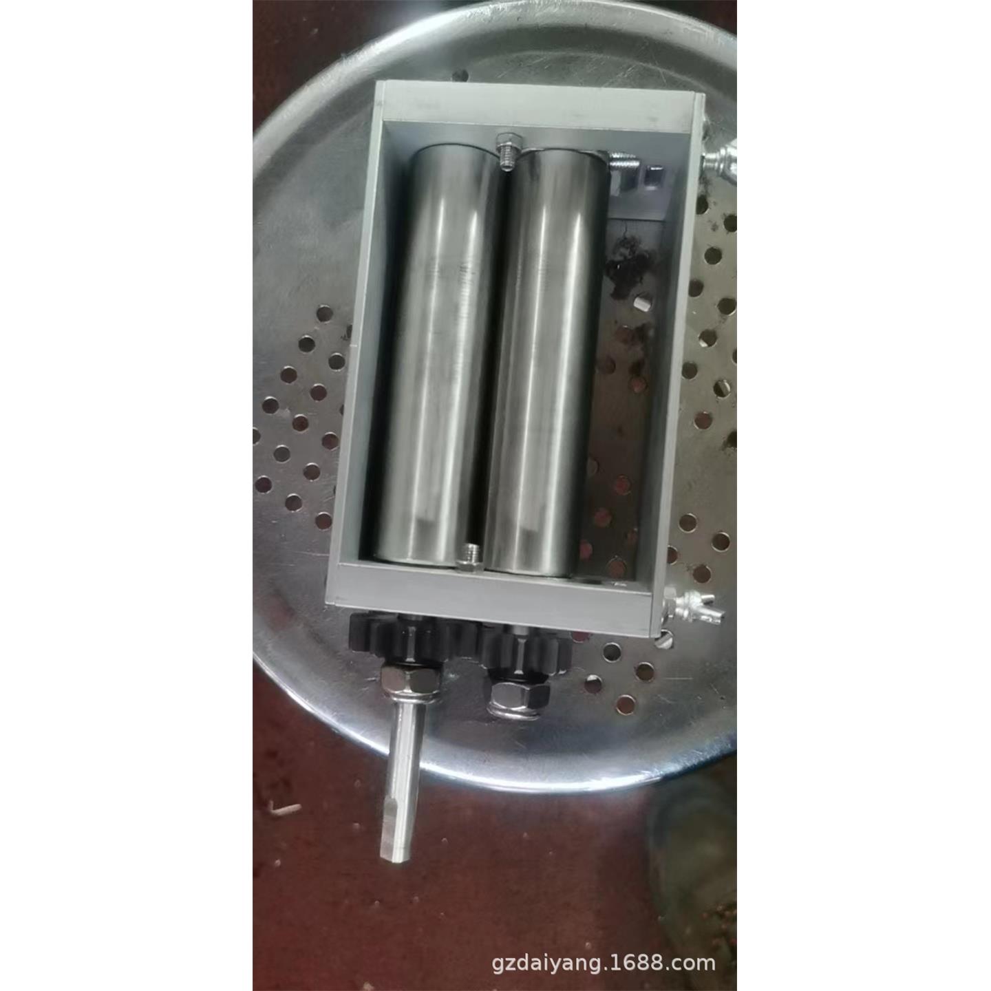 厂热销新品手摇不锈钢对辊光滑小麦研磨机麦芽家庭酿造磨食品级