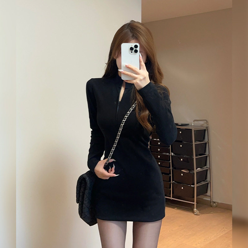 冬季黑色辣妹女针织短裙包臀春季裙子长袖后妈打底纯欲风连衣裙