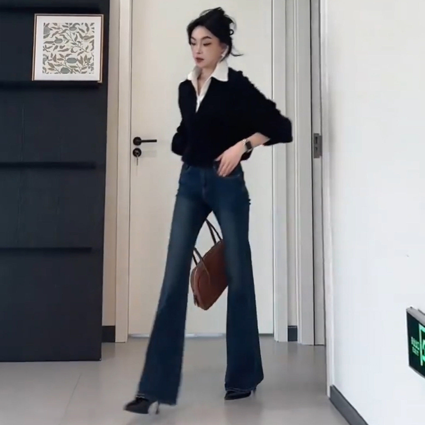 不贴腿深蓝色微喇牛仔裤女小个子2026新款垂坠感修身喇叭马蹄长裤