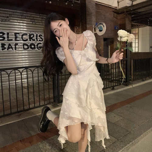 法式气质初恋白色连衣裙女夏季新款收腰显瘦纯欲荷叶边不规则裙子