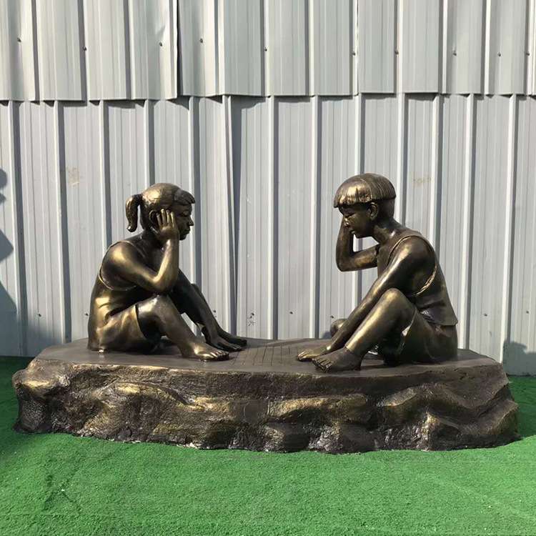 玻璃钢人物雕塑铸铜童趣雕塑小孩下象棋跳马转铁环转圈美陈摆件