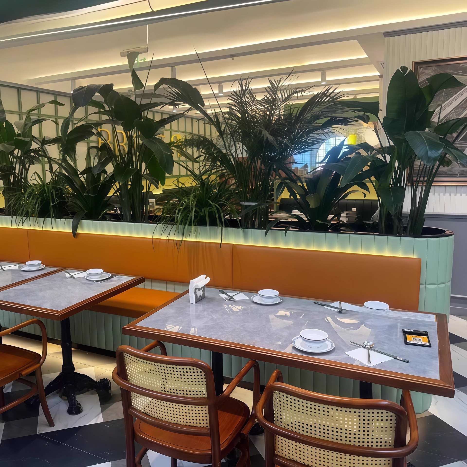 咖啡厅桌椅组合茶馆饭店实木餐椅餐饮商用糖水铺主题餐厅卡座沙发