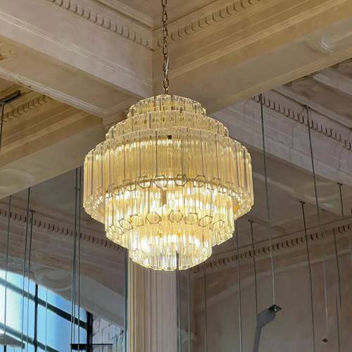 2025设计师客厅跃层挑空复式楼新款别墅轻奢玻璃楼梯穆拉诺灯法式