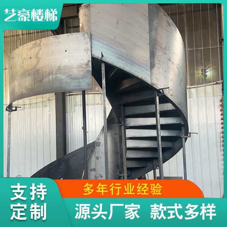 宴会厅跃层复式转角卷弧楼梯自建房室内热镀锌铁艺钢构中柱旋转梯
