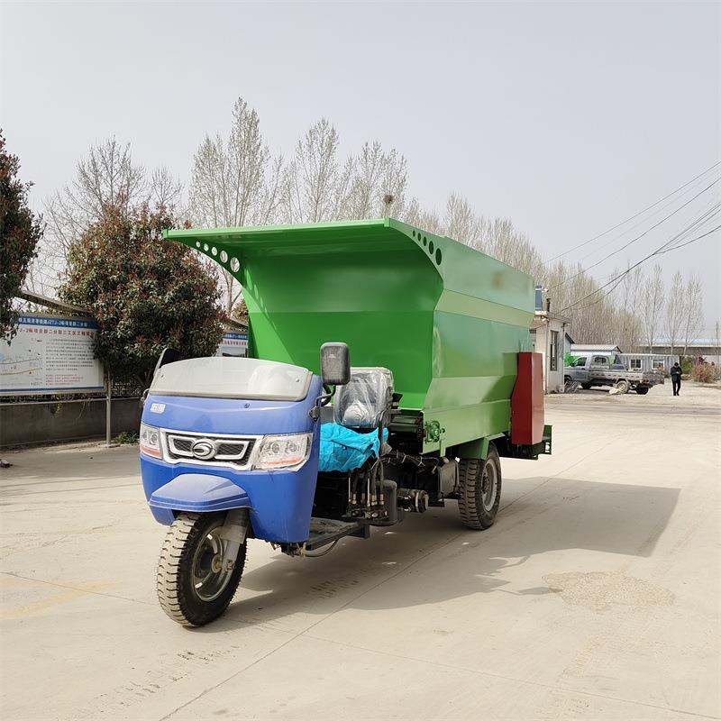 5立方三轮喂牛撒料车双侧下料均匀投喂车养牛场自走式喂料机