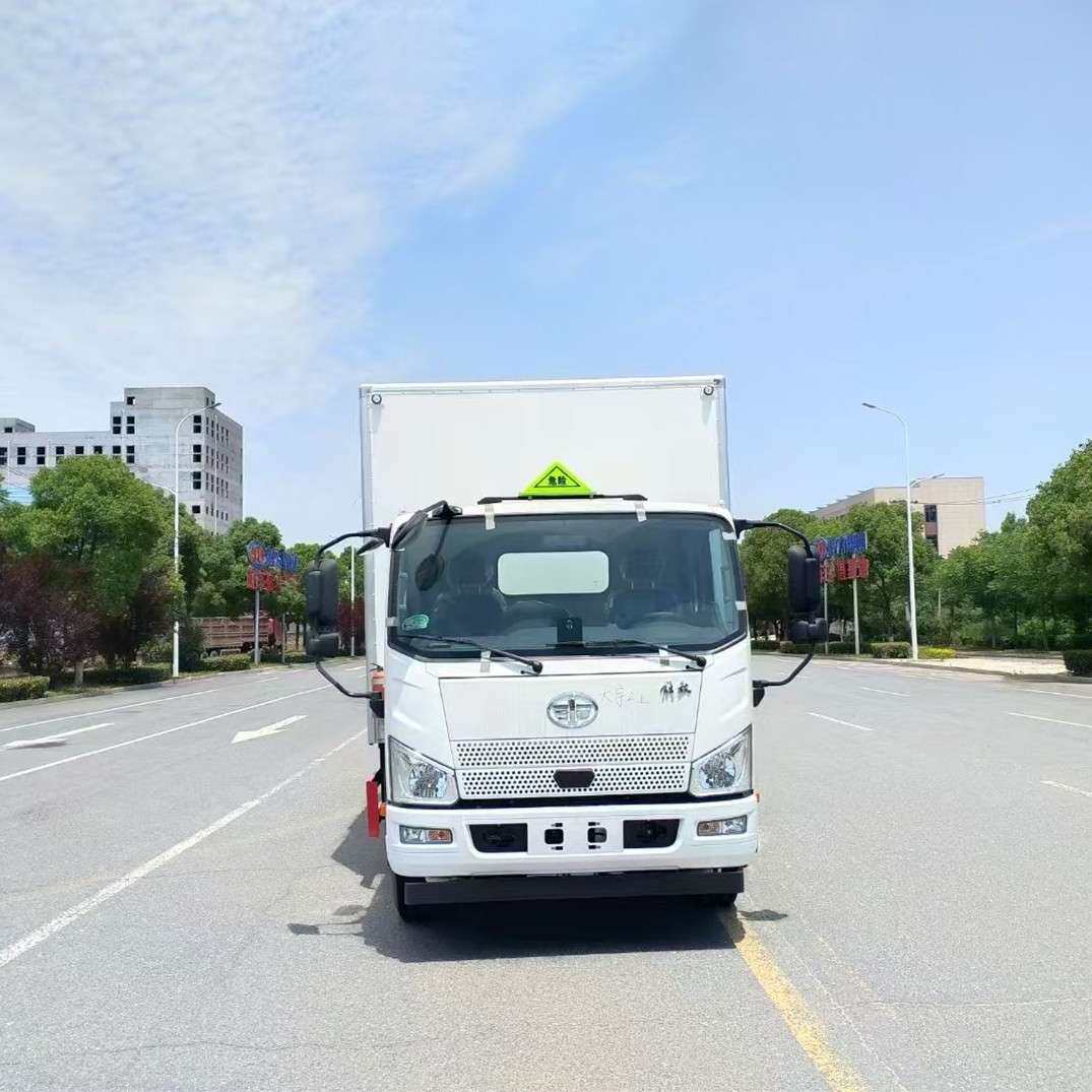 解放5米5排半剧毒化学品运输车 7吨可燃毒性气体危货车 带尾板