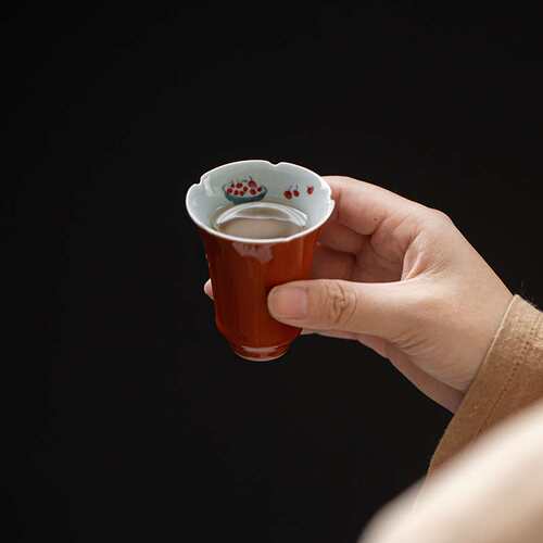 墨己 矾红手绘悦心花口聚香品茗杯 红了樱桃 釉下彩文人高款茶杯