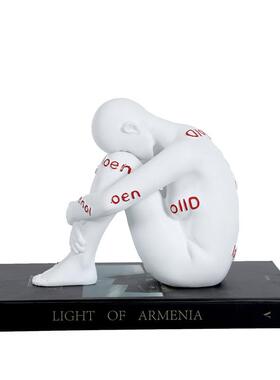 现代意式极简白色抽象字母人物抱膝摆件茶室书房桌面家居装饰摆件