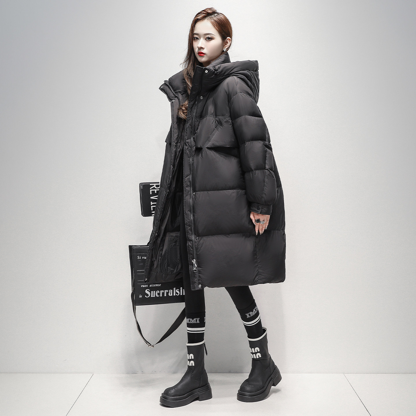 大牌时尚简约黑色羽绒服2025新款