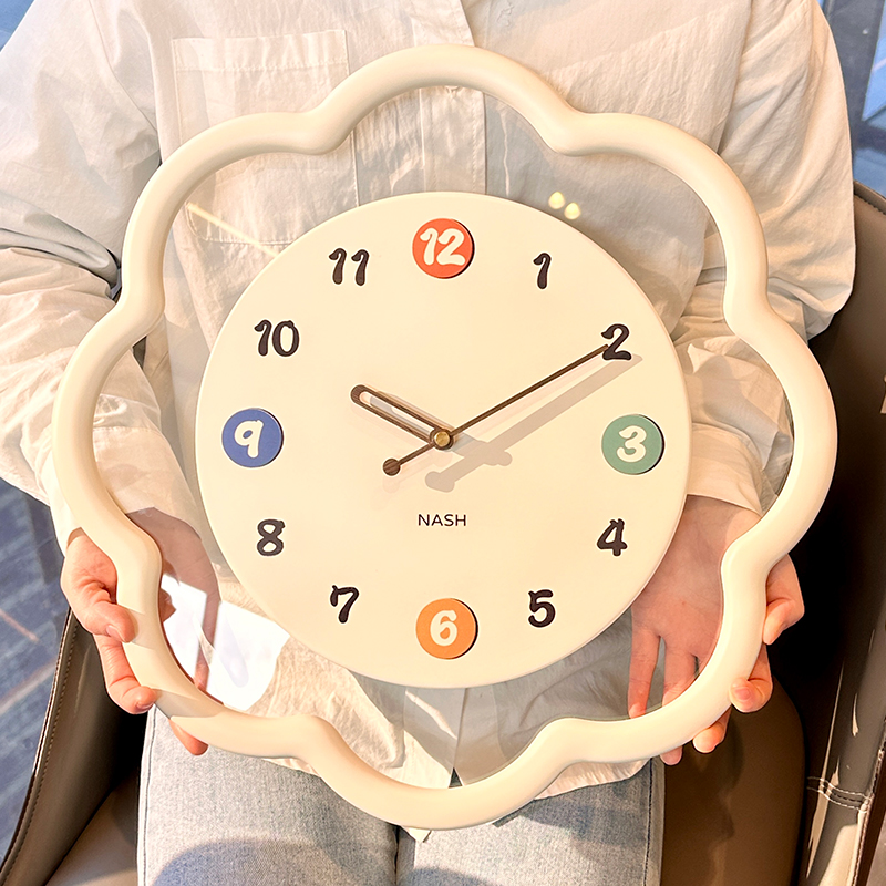奶油风挂钟家用客厅简约挂表2024新款现代创意R大气餐厅挂墙时钟