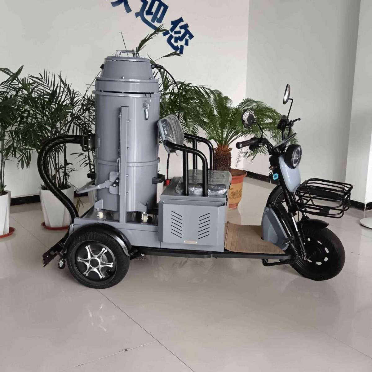 工业吸尘车驾驶电动吸尘器小型电动三轮吸尘车双过滤大功率大吸力