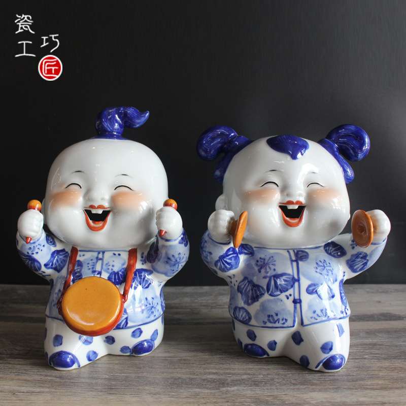 陶瓷青花瓷器娃娃家居客厅摆设中式摆件工艺品敲锣打鼓