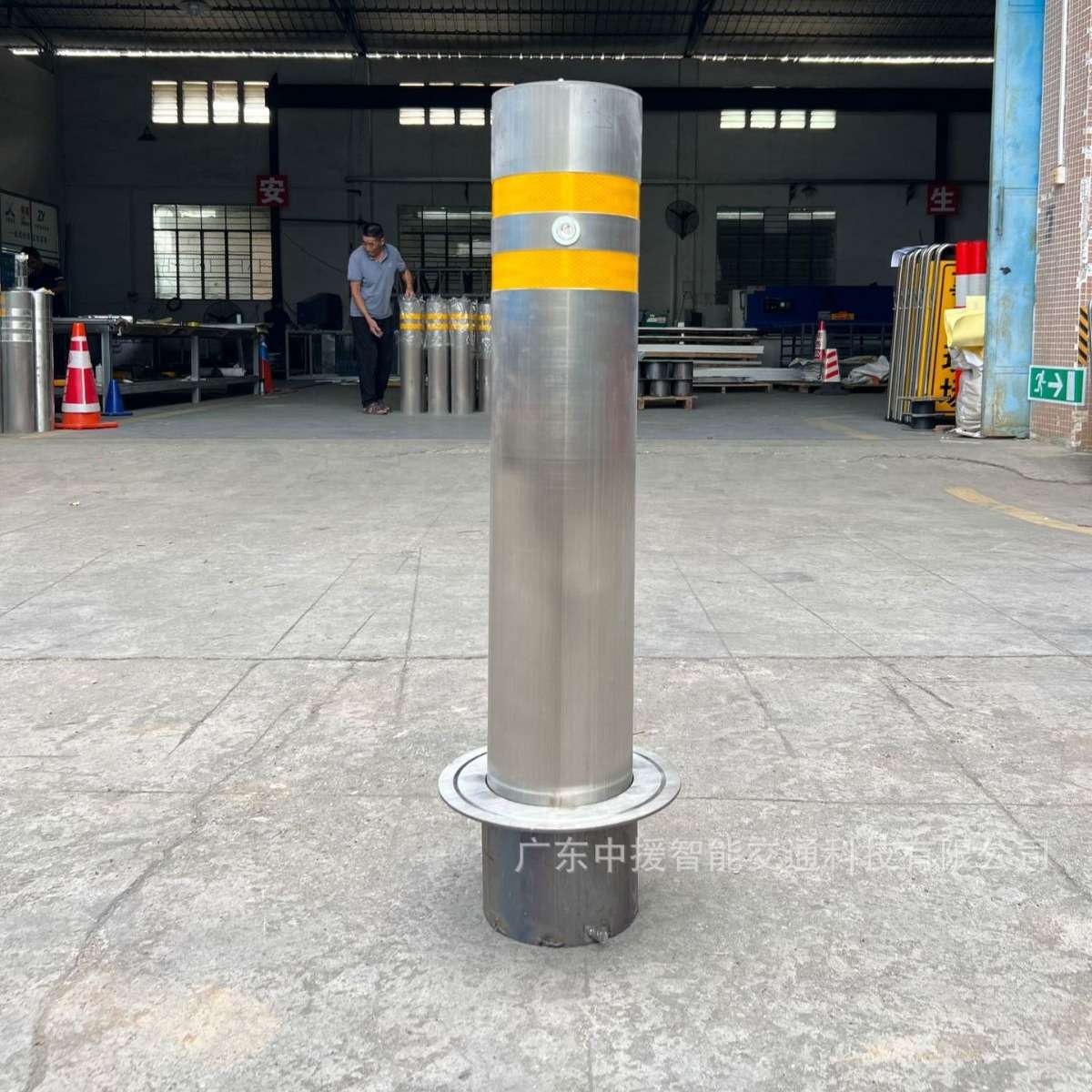 304不锈钢活动式警示柱 带提环 开凹槽 拉丝工艺 带锁配钥匙