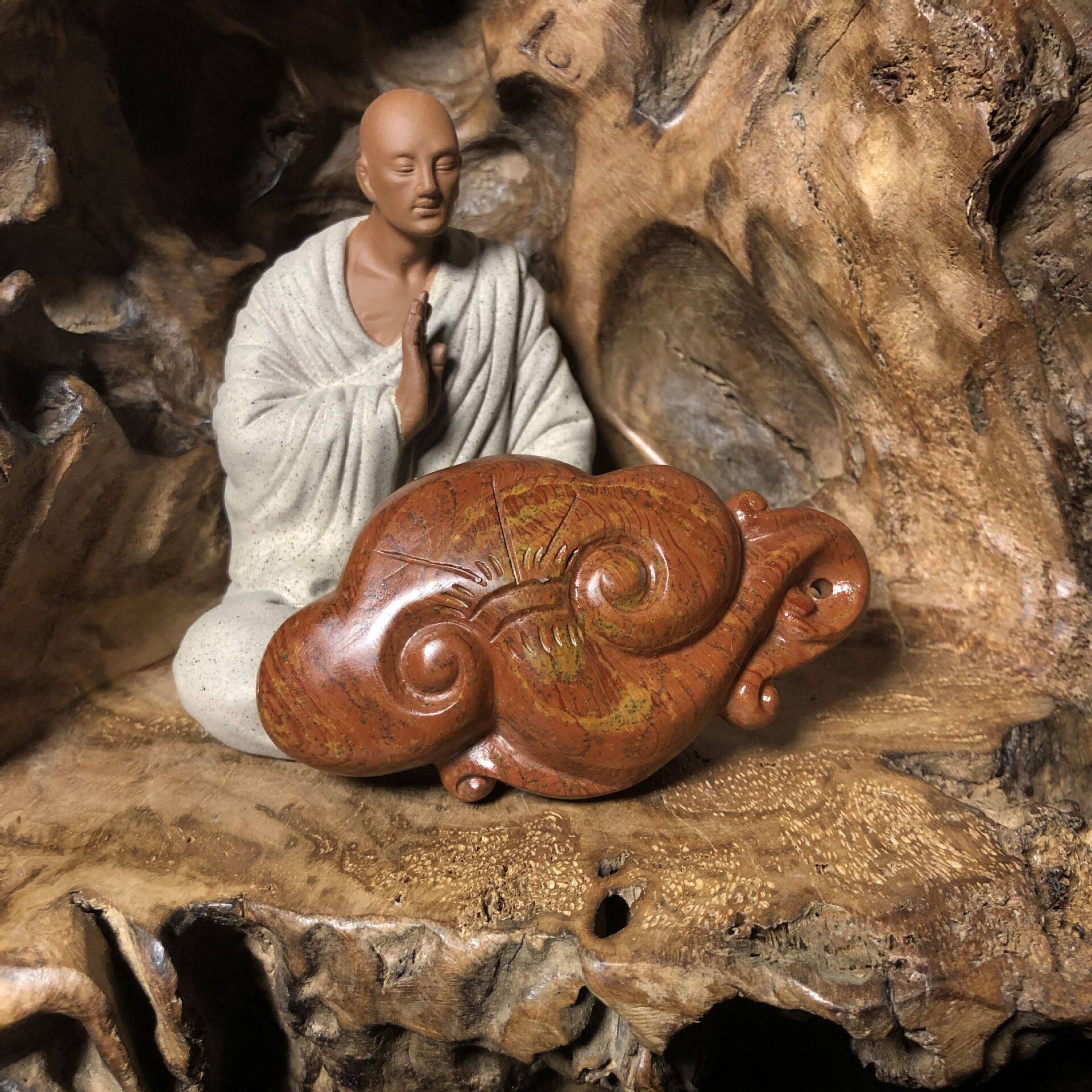 泗水滨红黄砭石精品如意手把件原石切割手工雕刻把玩手部锻炼
