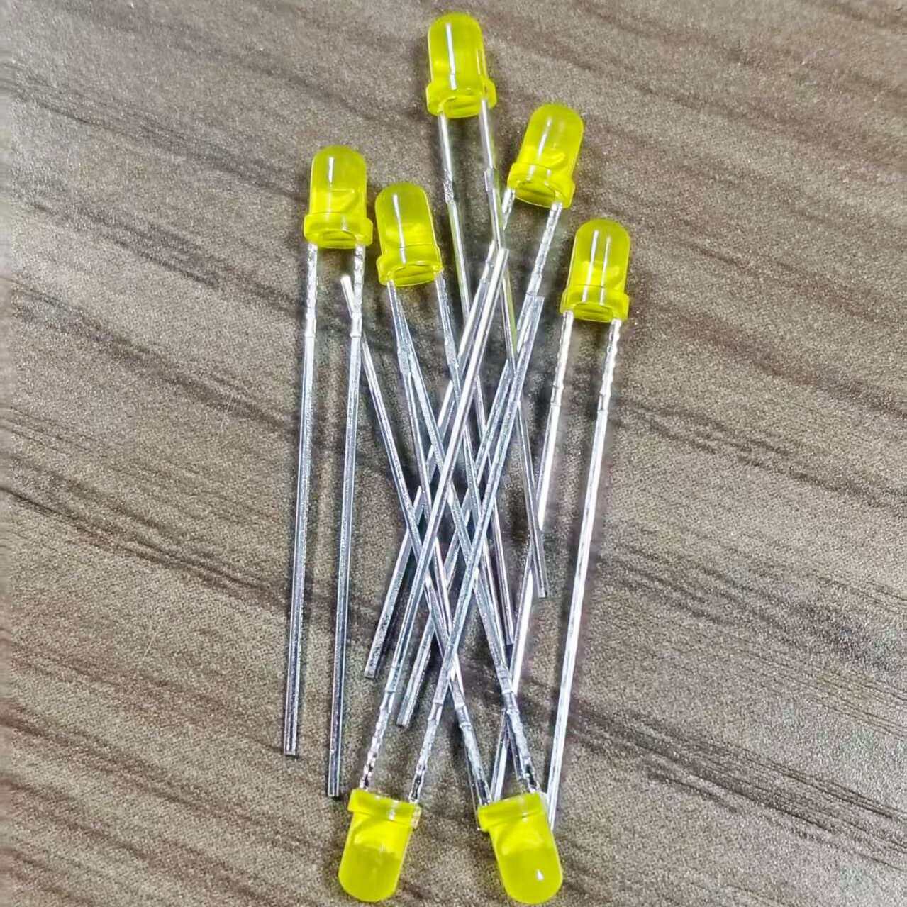 3MM圆头有边LED黄光 黄发黄，红发红 绿发绿发光二极管