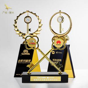 金钥匙奖杯客户纪念品合作伙伴奖杯奖牌带钟表水晶金属奖杯