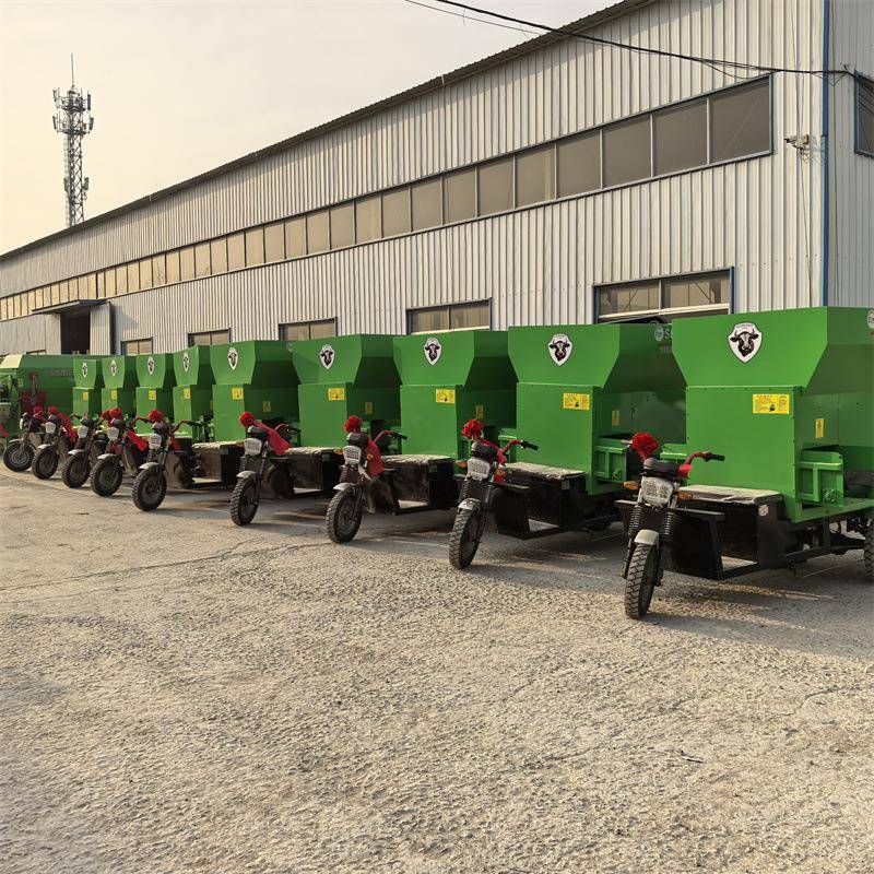 3立方电动撒料车蛟龙式双侧饲料撒料机养殖场牛羊饲喂布料机