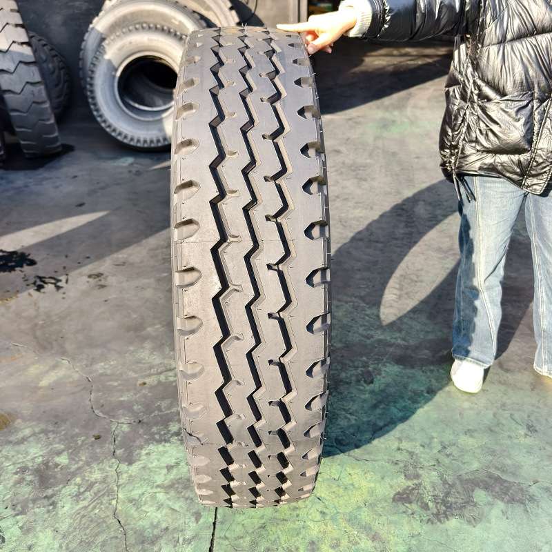 1200R24吊车起重机老三线花纹全钢丝成套工程机械加厚耐磨轮胎