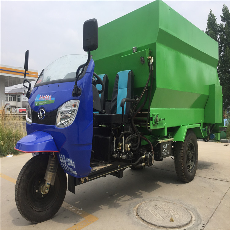 量身定做撒料车赣州牛场喂料车厂家电启动柴油撒料车