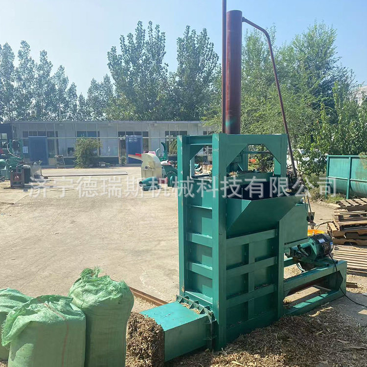 小型立式套袋打包机玉米秸秆牧草饲料压块装袋机家用青储压块机