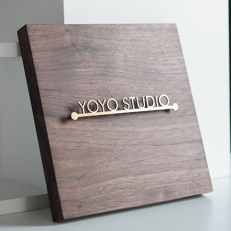 定制胡桃木镶嵌悬浮铜字门牌实木刻字金属黄铜嵌T字标识牌挂牌子