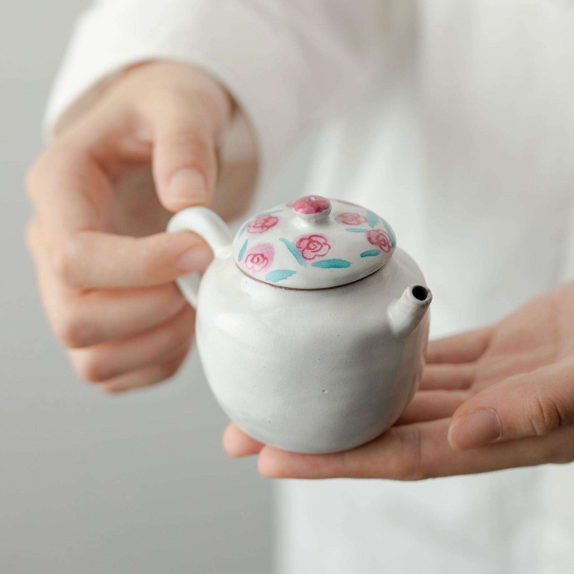 也有做粉引手绘釉上彩茶壶带过滤孔泡茶器小清新玫瑰陶瓷单壶小壶