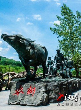 少数民族农耕牛和人物雕塑农耕主题玻璃钢仿铜雕塑X大型公园景观