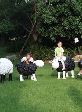 卡通彩色植绒羊雕塑户外玻璃钢园林景观装饰动物模型园区草坪摆件