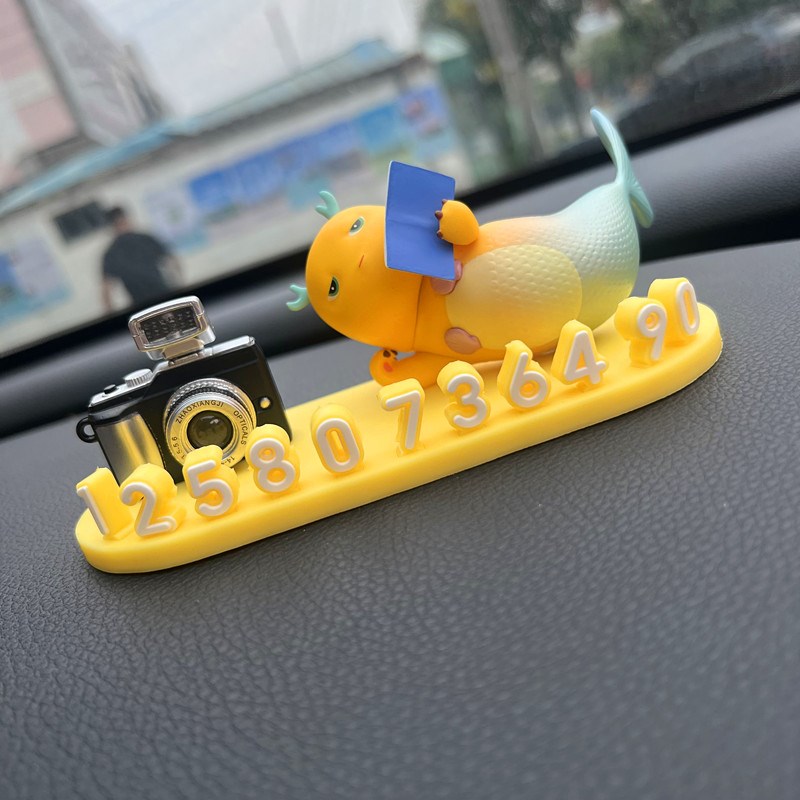 车载挪车电话号码牌2024新款女士可爱网红奶龙临时停车移车牌摆件