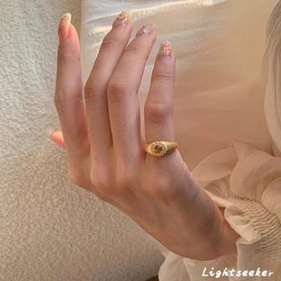 中古风拉丝虎眼石微镶锆石戒指轻奢高级感复古重工金色尾戒女小指