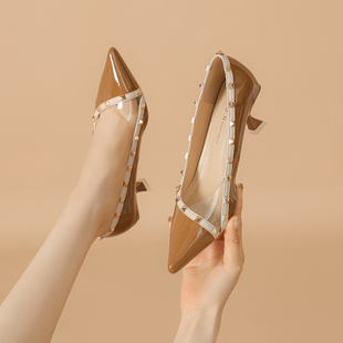 漆皮铆钉尖头单鞋女细跟2024年春季新款K法式小众气质浅口职业单