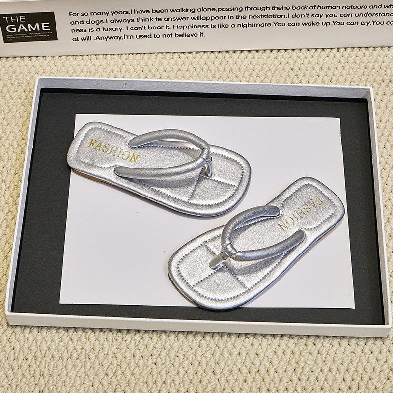 儿童人字拖女孩宝宝2025夏季新款外穿洋气人字拖时尚软平底沙滩鞋