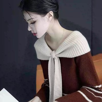 法式一字肩条纹针织衫女2025秋新款慵懒高级感咖啡色围巾领毛衣女